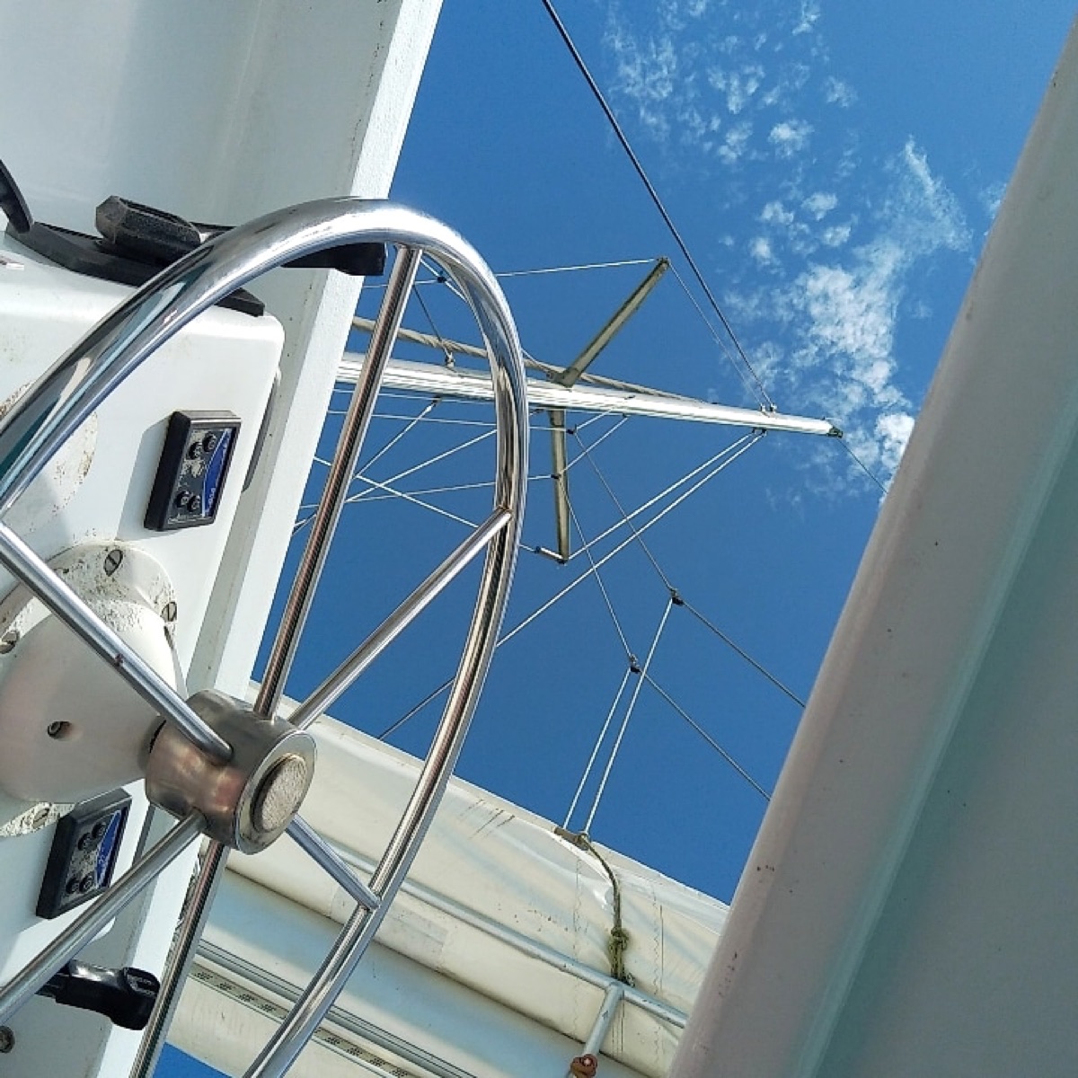 À la barre du catamaran Guyavoile